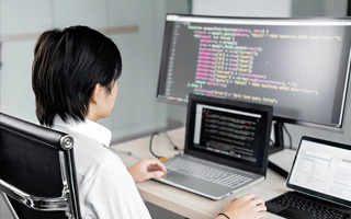 海东 ,php声明和调用变量的符号是什么？